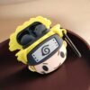 Funda protectora de silicona para AirPods 1 y 2 con diseño de Naruto Uzumaki en primer plano sobre una superficie plana.