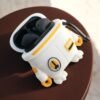 Funda AirPods Star Wars R2-D2 abierta, mostrando los AirPods en su interior. Diseño galáctico inspirado en el droide de Star Wars.