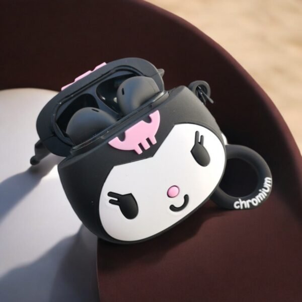 Funda AirPods Kuromi de Sanrio en silicona, diseño kawaii en uso.